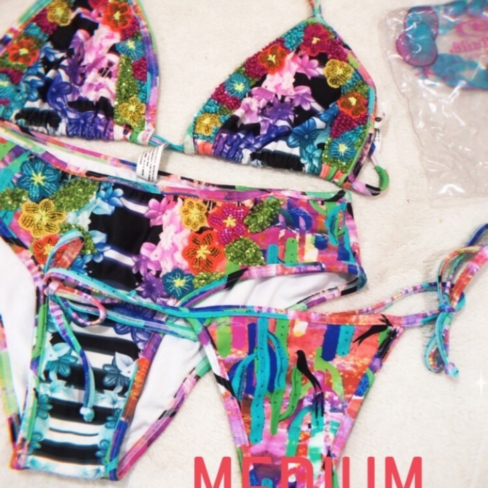 Bathing suits - Picture 5 of 6
